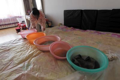 林周楼上漏水，住户失联，小区没物管，业主维权难！律师来支招……